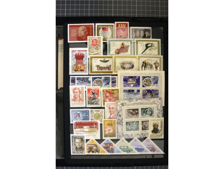 1921/1999, mostly unmounted mint collection, from 1944 on almost complete with many better sets, souvenir sheets in missing i