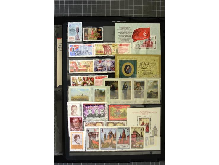 1921/1999, mostly unmounted mint collection, from 1944 on almost complete with many better sets, souvenir sheets in missing i