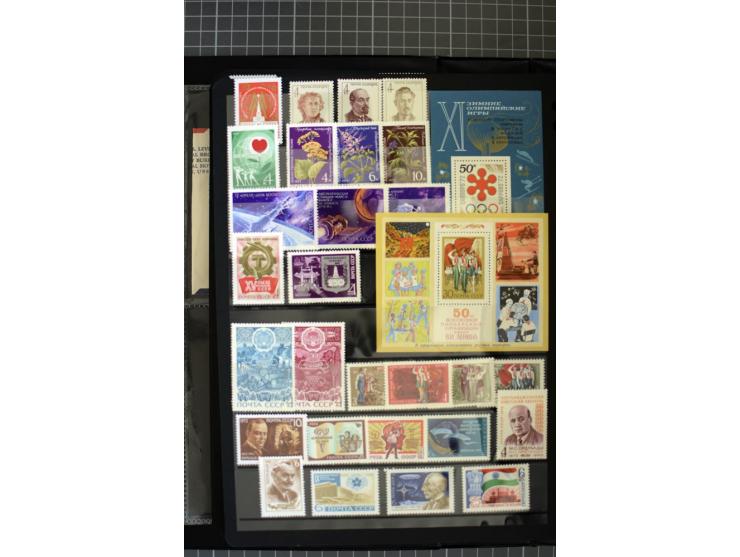 1921/1999, mostly unmounted mint collection, from 1944 on almost complete with many better sets, souvenir sheets in missing i