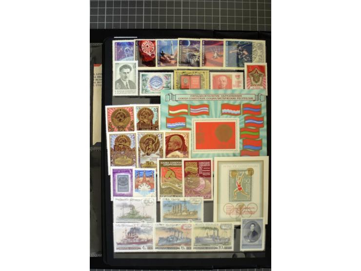 1921/1999, mostly unmounted mint collection, from 1944 on almost complete with many better sets, souvenir sheets in missing i