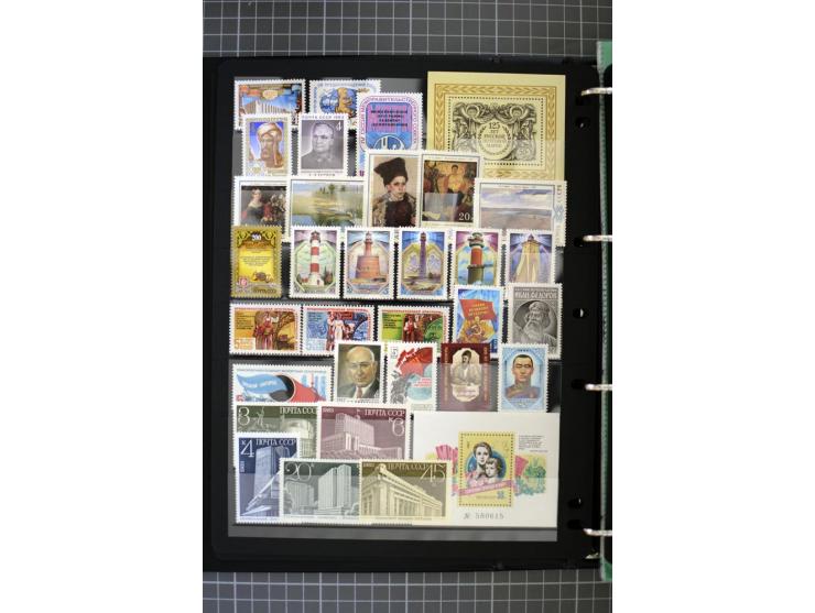 1921/1999, mostly unmounted mint collection, from 1944 on almost complete with many better sets, souvenir sheets in missing i