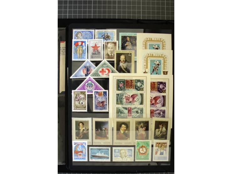 1921/1999, mostly unmounted mint collection, from 1944 on almost complete with many better sets, souvenir sheets in missing i