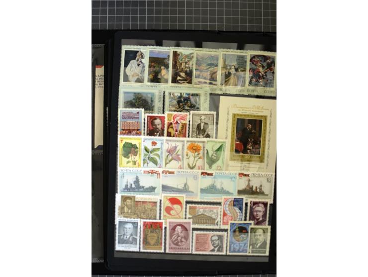 1921/1999, mostly unmounted mint collection, from 1944 on almost complete with many better sets, souvenir sheets in missing i