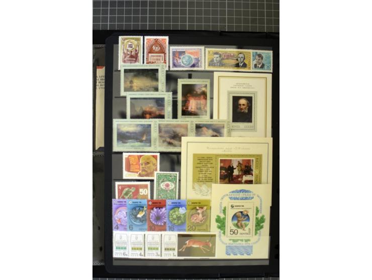 1921/1999, mostly unmounted mint collection, from 1944 on almost complete with many better sets, souvenir sheets in missing i
