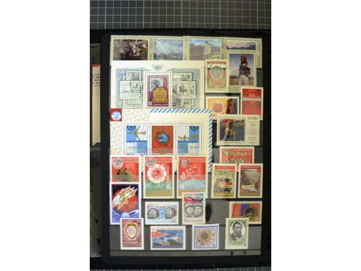 1921/1999, mostly unmounted mint collection, from 1944 on almost complete with many better sets, souvenir sheets in missing i