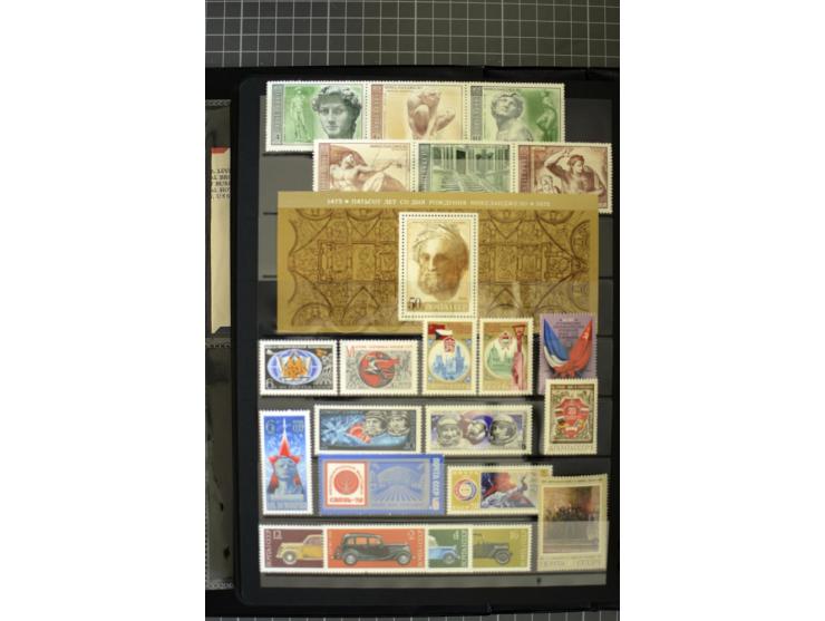 1921/1999, mostly unmounted mint collection, from 1944 on almost complete with many better sets, souvenir sheets in missing i