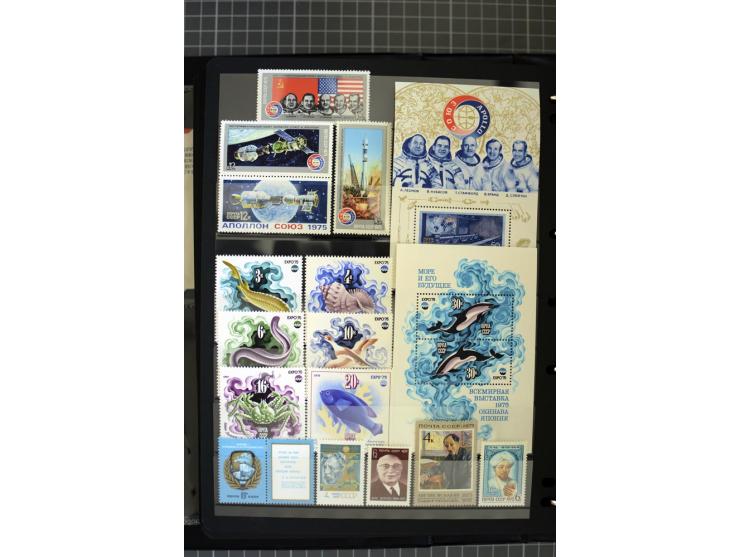 1921/1999, mostly unmounted mint collection, from 1944 on almost complete with many better sets, souvenir sheets in missing i