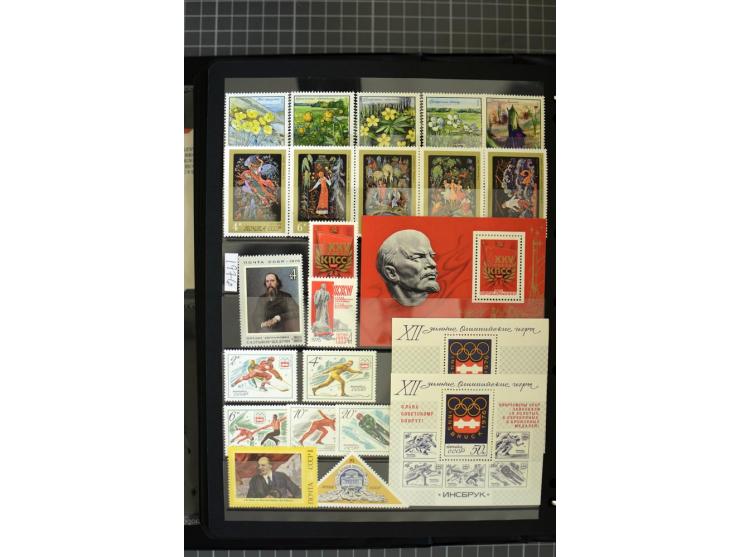 1921/1999, mostly unmounted mint collection, from 1944 on almost complete with many better sets, souvenir sheets in missing i