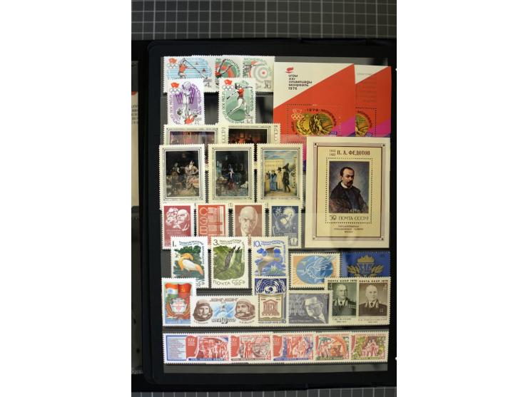 1921/1999, mostly unmounted mint collection, from 1944 on almost complete with many better sets, souvenir sheets in missing i
