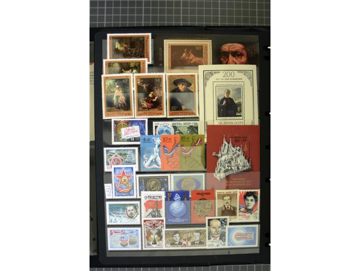 1921/1999, mostly unmounted mint collection, from 1944 on almost complete with many better sets, souvenir sheets in missing i