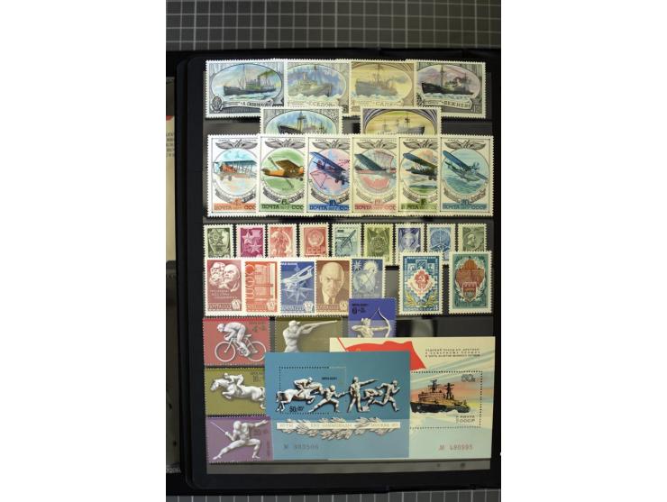 1921/1999, mostly unmounted mint collection, from 1944 on almost complete with many better sets, souvenir sheets in missing i