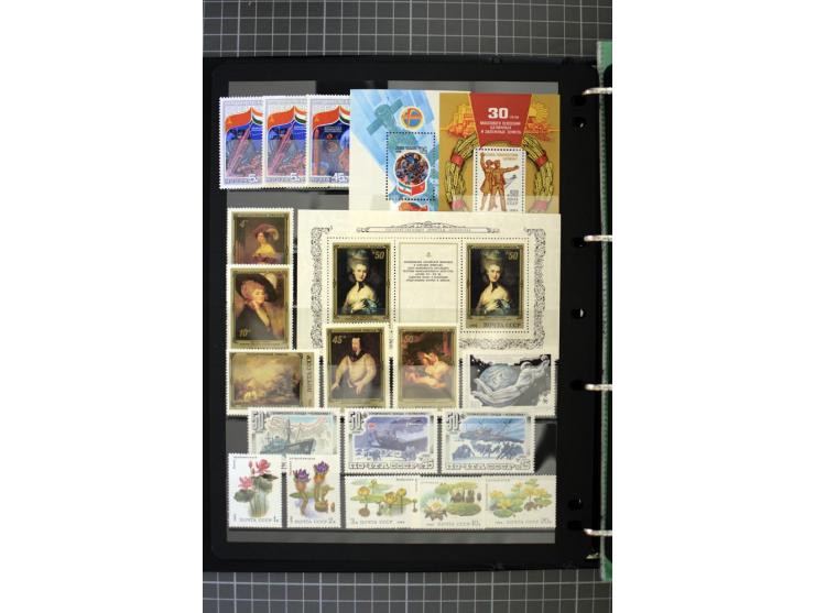1921/1999, mostly unmounted mint collection, from 1944 on almost complete with many better sets, souvenir sheets in missing i