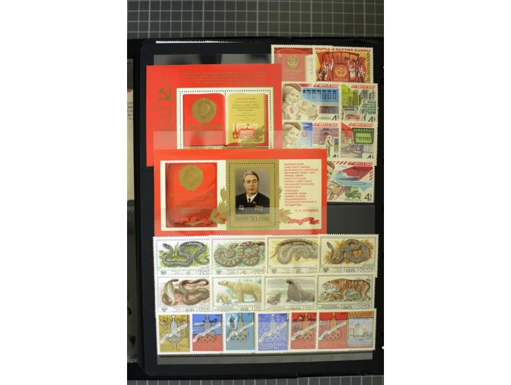 1921/1999, mostly unmounted mint collection, from 1944 on almost complete with many better sets, souvenir sheets in missing i