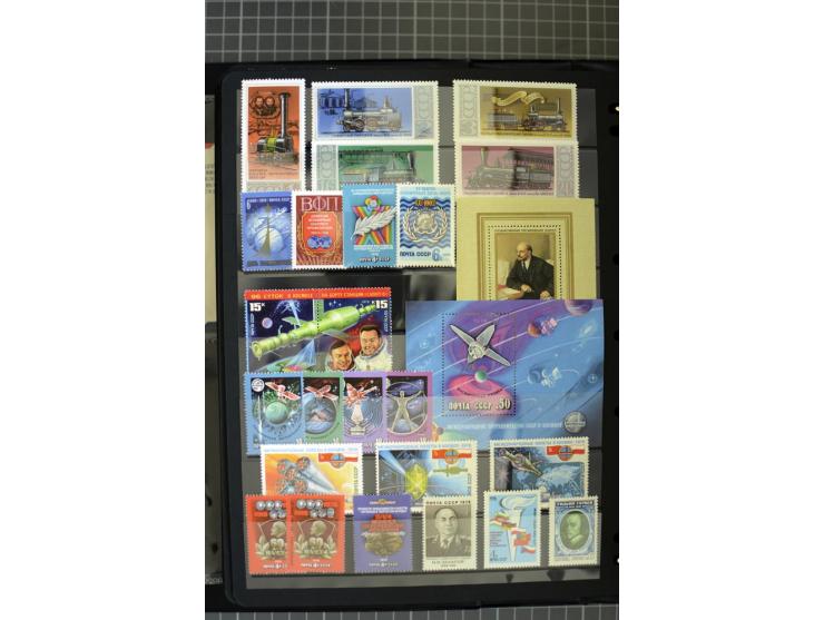 1921/1999, mostly unmounted mint collection, from 1944 on almost complete with many better sets, souvenir sheets in missing i
