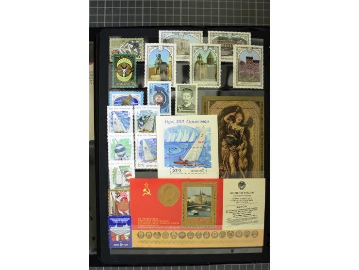 1921/1999, mostly unmounted mint collection, from 1944 on almost complete with many better sets, souvenir sheets in missing i