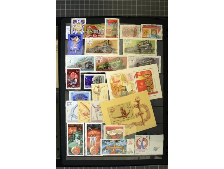 1921/1999, mostly unmounted mint collection, from 1944 on almost complete with many better sets, souvenir sheets in missing i
