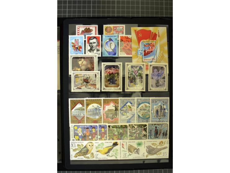 1921/1999, mostly unmounted mint collection, from 1944 on almost complete with many better sets, souvenir sheets in missing i