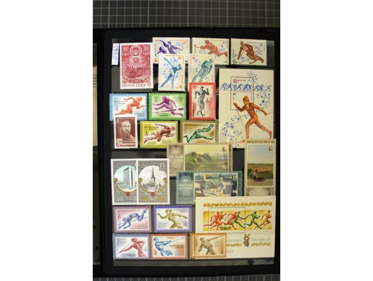 1921/1999, mostly unmounted mint collection, from 1944 on almost complete with many better sets, souvenir sheets in missing i