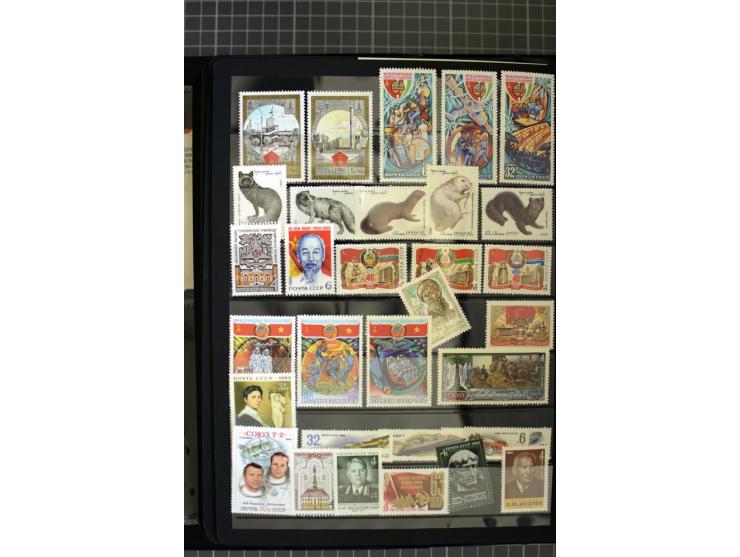 1921/1999, mostly unmounted mint collection, from 1944 on almost complete with many better sets, souvenir sheets in missing i
