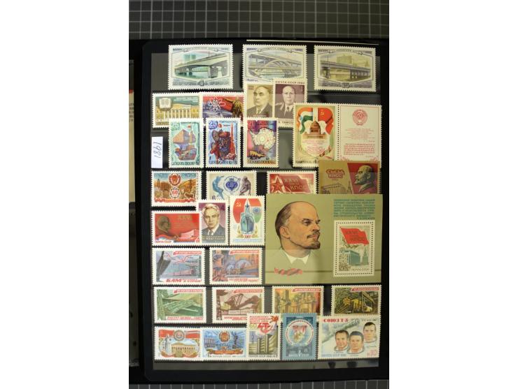 1921/1999, mostly unmounted mint collection, from 1944 on almost complete with many better sets, souvenir sheets in missing i