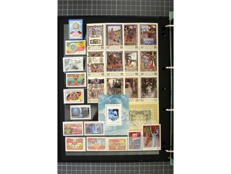 1921/1999, mostly unmounted mint collection, from 1944 on almost complete with many better sets, souvenir sheets in missing i