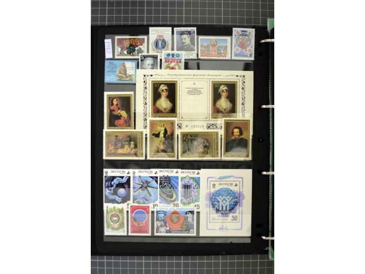 1921/1999, mostly unmounted mint collection, from 1944 on almost complete with many better sets, souvenir sheets in missing i
