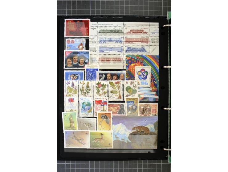 1921/1999, mostly unmounted mint collection, from 1944 on almost complete with many better sets, souvenir sheets in missing i