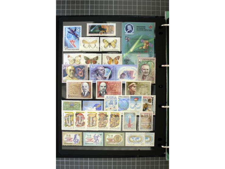 1921/1999, mostly unmounted mint collection, from 1944 on almost complete with many better sets, souvenir sheets in missing i