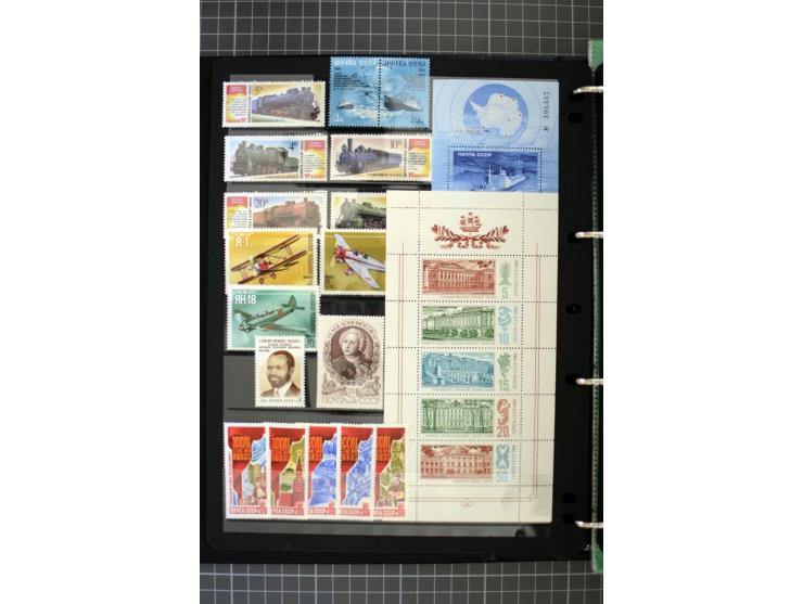 1921/1999, mostly unmounted mint collection, from 1944 on almost complete with many better sets, souvenir sheets in missing i