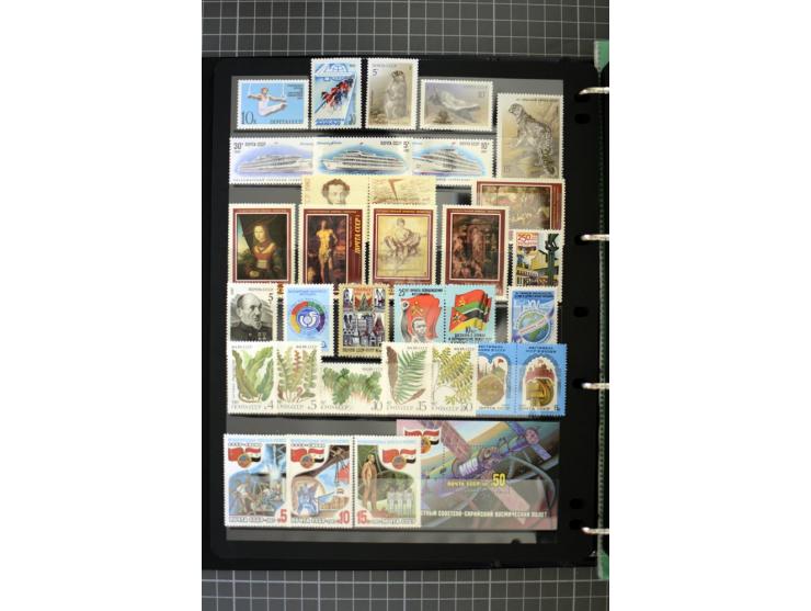 1921/1999, mostly unmounted mint collection, from 1944 on almost complete with many better sets, souvenir sheets in missing i