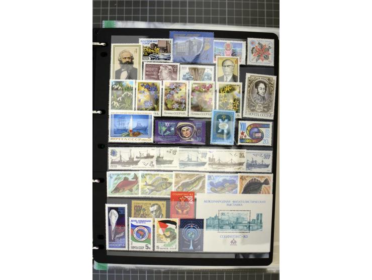 1921/1999, mostly unmounted mint collection, from 1944 on almost complete with many better sets, souvenir sheets in missing i