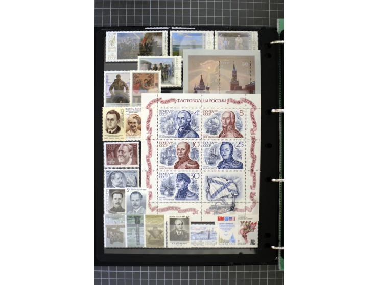 1921/1999, mostly unmounted mint collection, from 1944 on almost complete with many better sets, souvenir sheets in missing i