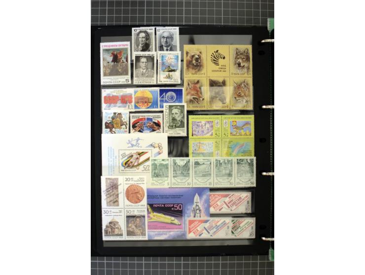1921/1999, mostly unmounted mint collection, from 1944 on almost complete with many better sets, souvenir sheets in missing i