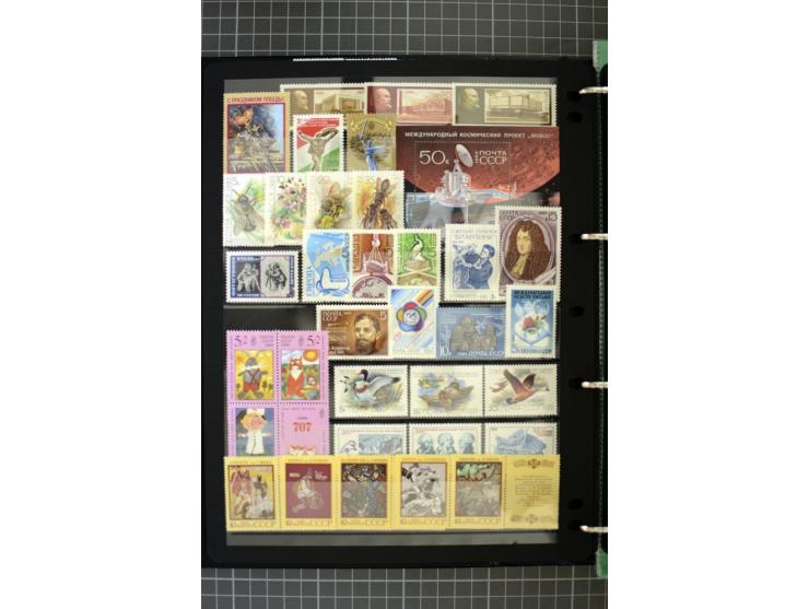 1921/1999, mostly unmounted mint collection, from 1944 on almost complete with many better sets, souvenir sheets in missing i