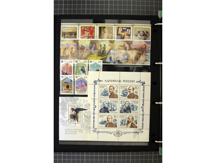 1921/1999, mostly unmounted mint collection, from 1944 on almost complete with many better sets, souvenir sheets in missing i