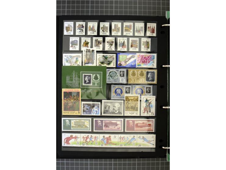 1921/1999, mostly unmounted mint collection, from 1944 on almost complete with many better sets, souvenir sheets in missing i