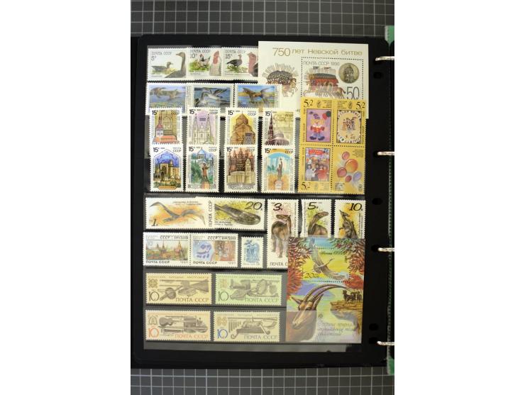 1921/1999, mostly unmounted mint collection, from 1944 on almost complete with many better sets, souvenir sheets in missing i