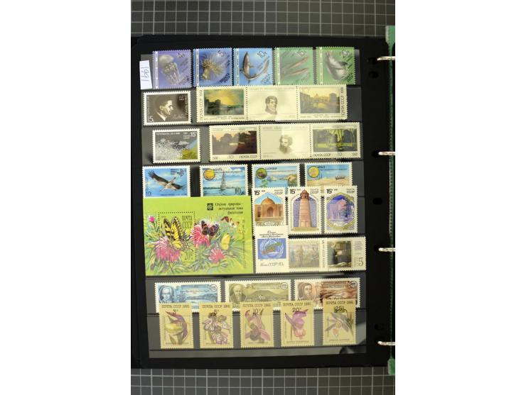 1921/1999, mostly unmounted mint collection, from 1944 on almost complete with many better sets, souvenir sheets in missing i