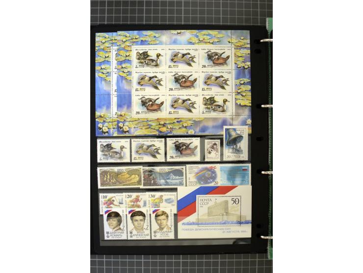 1921/1999, mostly unmounted mint collection, from 1944 on almost complete with many better sets, souvenir sheets in missing i