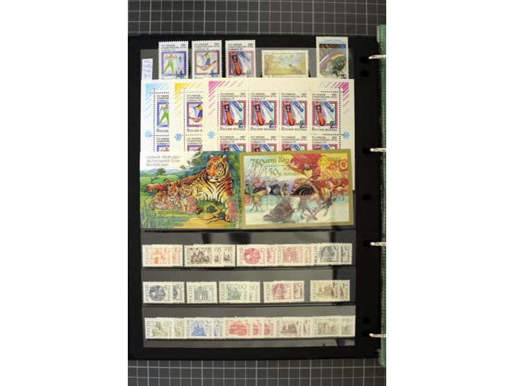 1921/1999, mostly unmounted mint collection, from 1944 on almost complete with many better sets, souvenir sheets in missing i