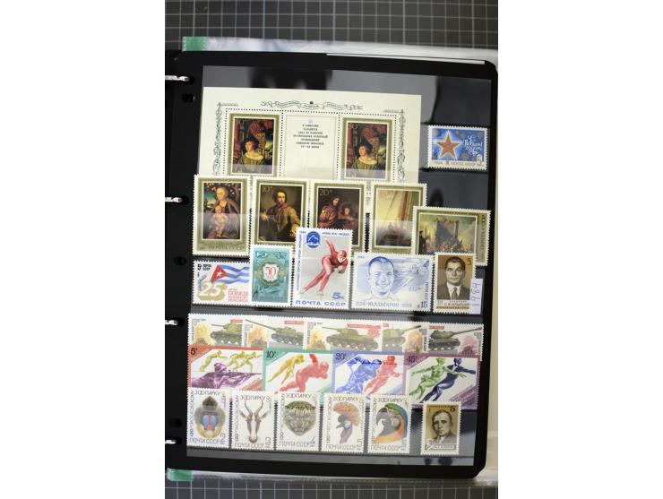 1921/1999, mostly unmounted mint collection, from 1944 on almost complete with many better sets, souvenir sheets in missing i