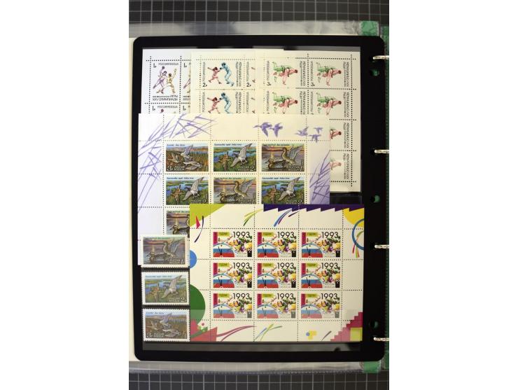 1921/1999, mostly unmounted mint collection, from 1944 on almost complete with many better sets, souvenir sheets in missing i