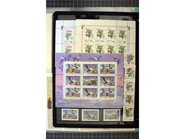 1921/1999, mostly unmounted mint collection, from 1944 on almost complete with many better sets, souvenir sheets in missing i