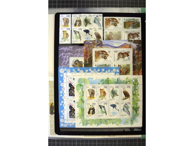 1921/1999, mostly unmounted mint collection, from 1944 on almost complete with many better sets, souvenir sheets in missing i