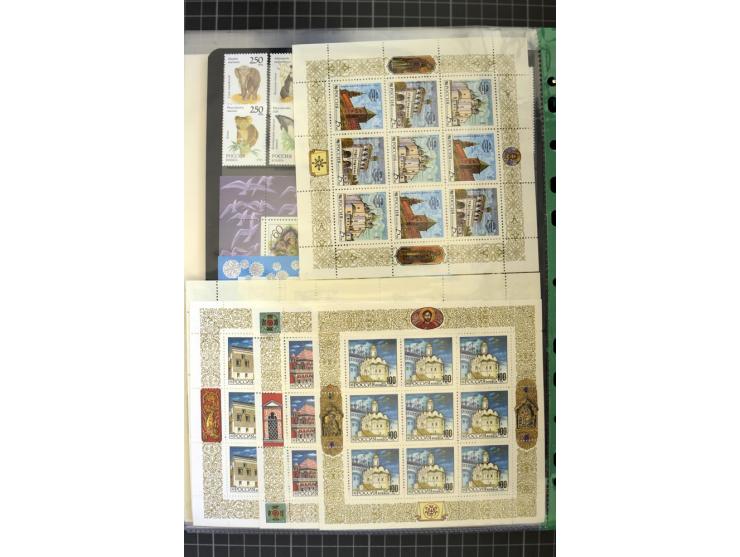 1921/1999, mostly unmounted mint collection, from 1944 on almost complete with many better sets, souvenir sheets in missing i