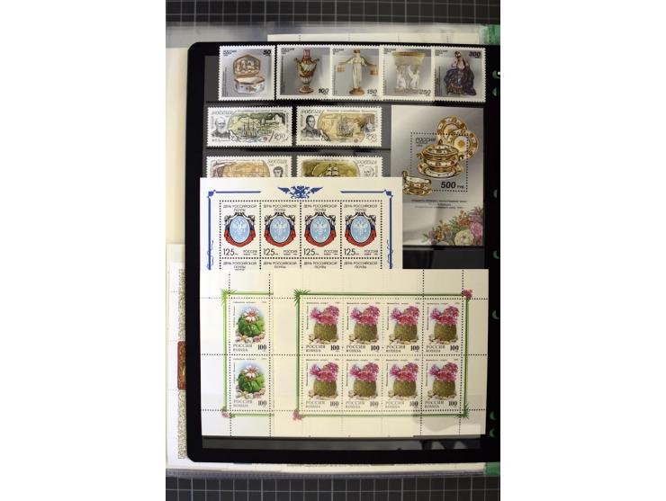 1921/1999, mostly unmounted mint collection, from 1944 on almost complete with many better sets, souvenir sheets in missing i
