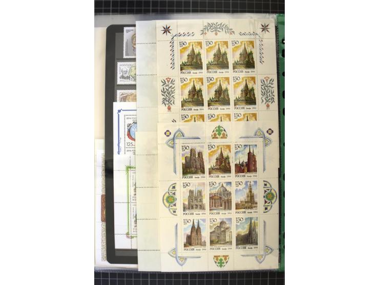 1921/1999, mostly unmounted mint collection, from 1944 on almost complete with many better sets, souvenir sheets in missing i