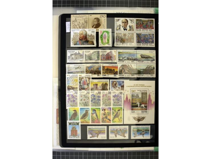 1921/1999, mostly unmounted mint collection, from 1944 on almost complete with many better sets, souvenir sheets in missing i