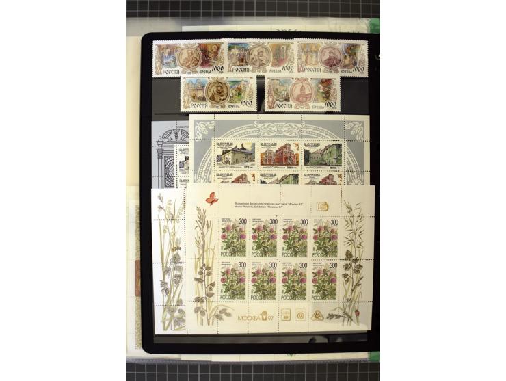1921/1999, mostly unmounted mint collection, from 1944 on almost complete with many better sets, souvenir sheets in missing i