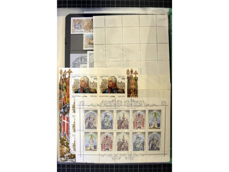 1921/1999, mostly unmounted mint collection, from 1944 on almost complete with many better sets, souvenir sheets in missing i